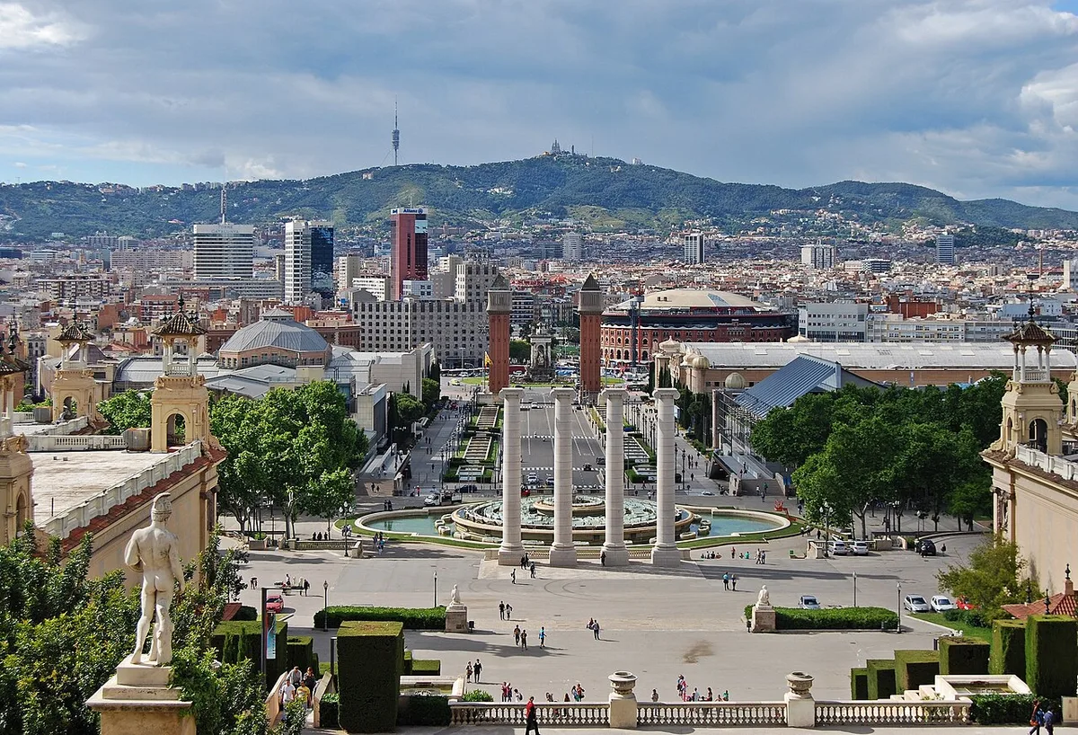 Panoramisch uitzicht over Barcelona vanuit het Palau Nacional op Montjuïc, met Tibidabo en de Sagrada Familia op de achtergrond
