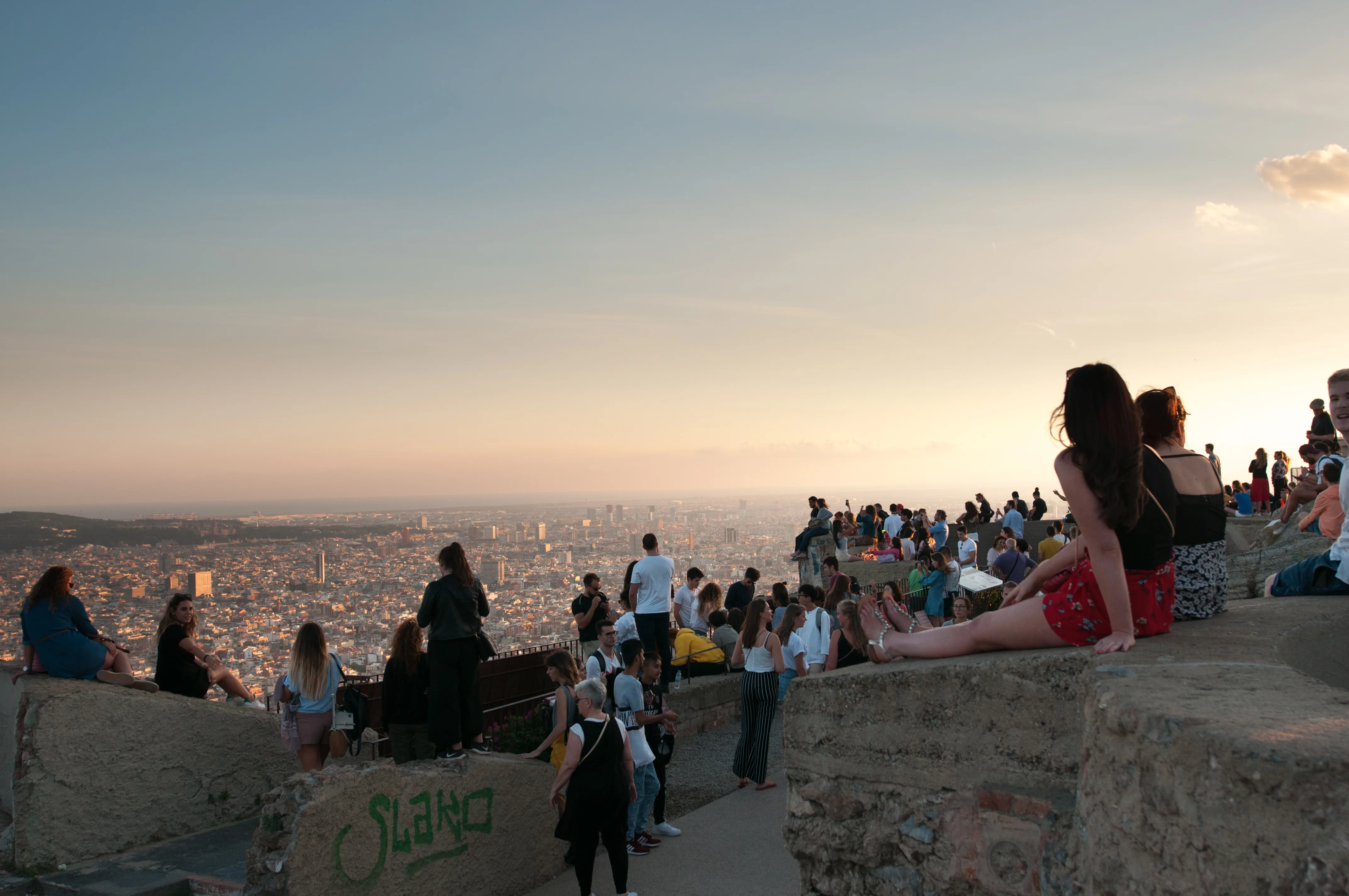 Het 360-graden panorama vanuit de Bunkers del Carmel met de Sagrada Família en de haven in de verte