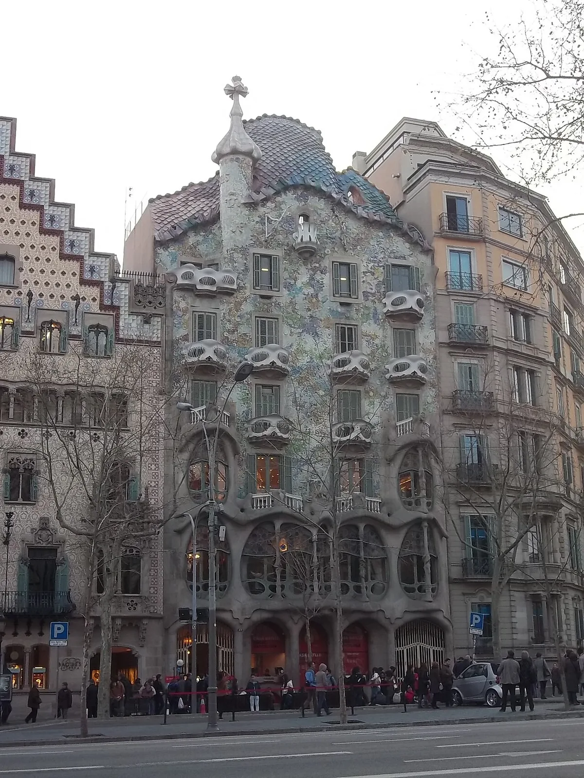 De volledige kleurrijke gevel van Casa Batlló op Passeig de Gràcia, het iconische drakenhuis van Antoni Gaudí