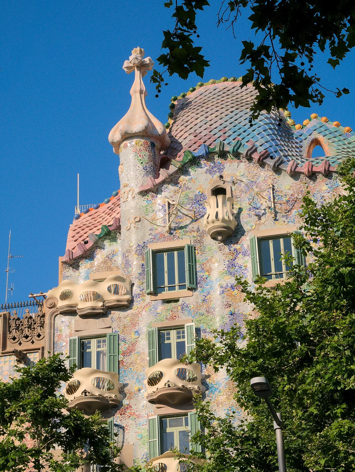 De kleurrijke gevel van Casa Batlló op Passeig de Gràcia met de karakteristieke schubben en botachtige balkonnen van Gaudí