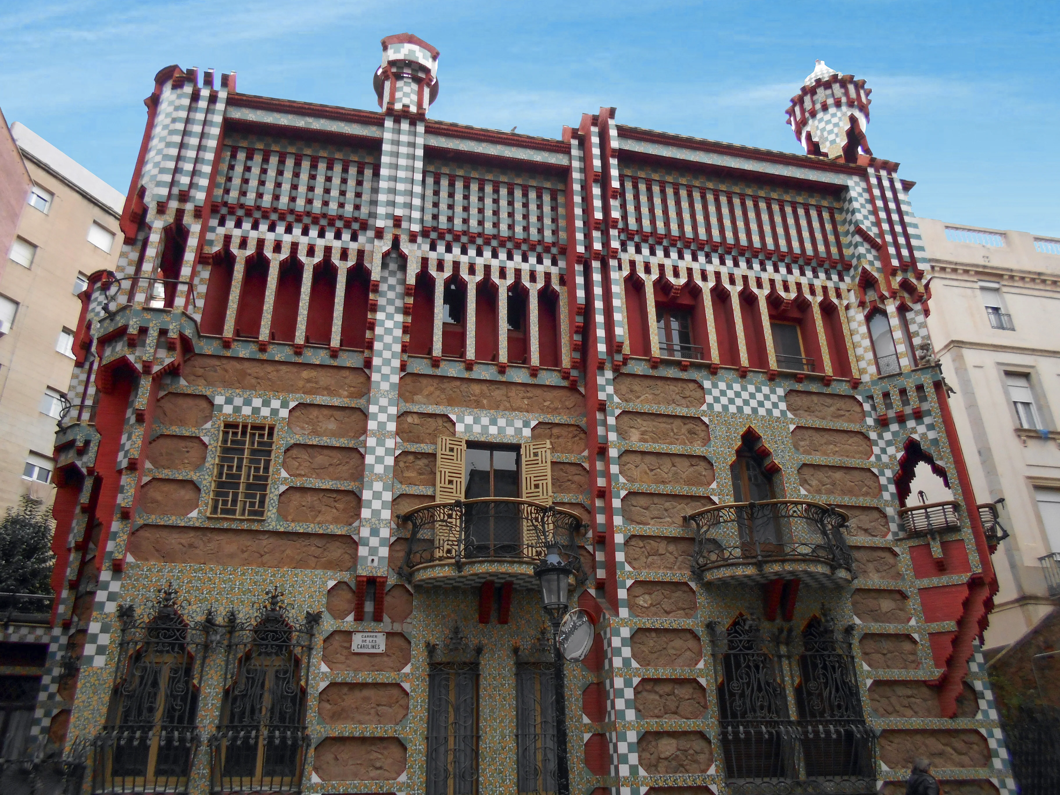 De kleurrijke Moorsche tegels en geometrische gevel van Casa Vicens in de wijk Gràcia