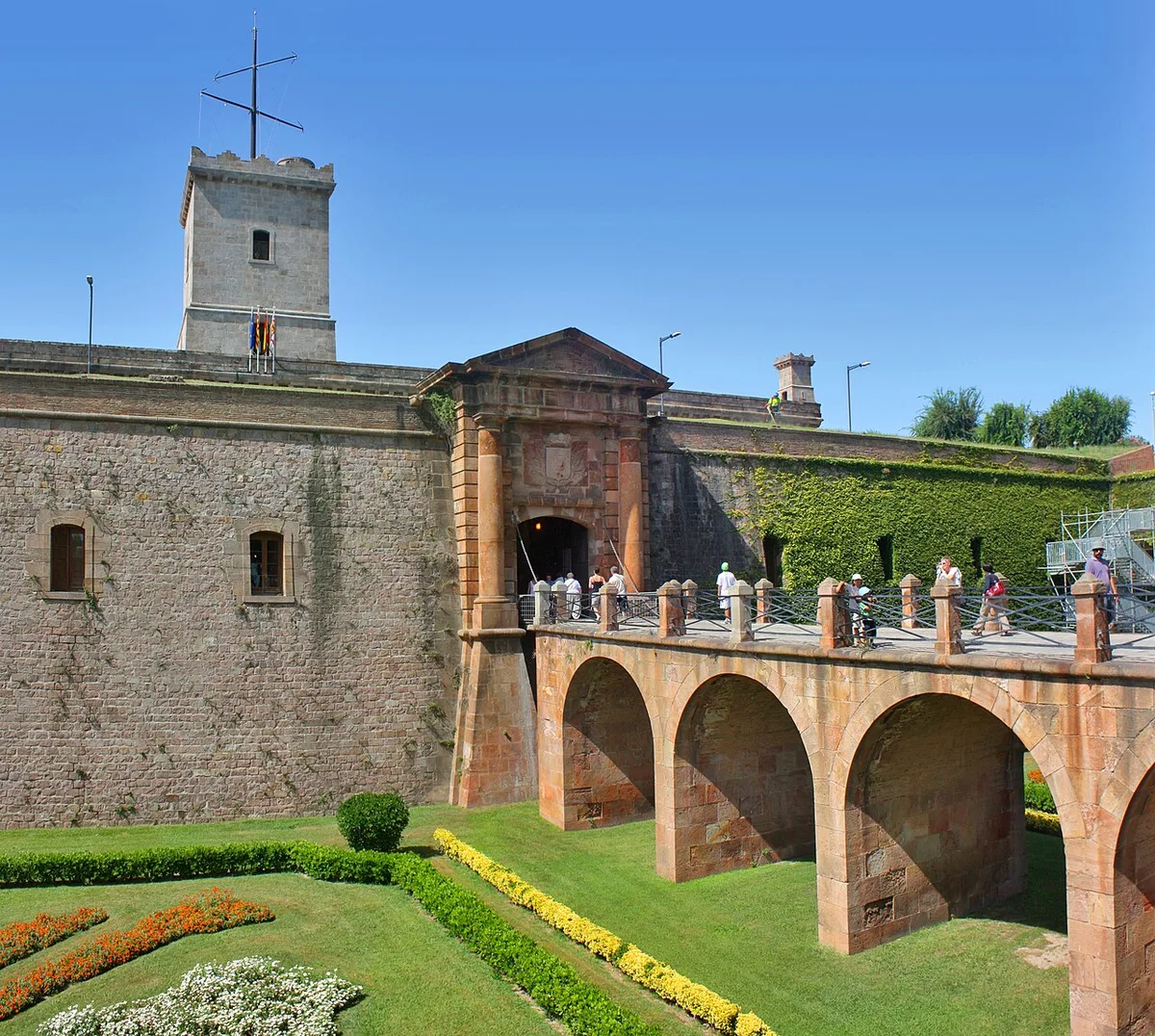De ingang van het Castell de Montjuïc in Barcelona, met de stenen brug over de vestinggracht en de torens van het historische fort
