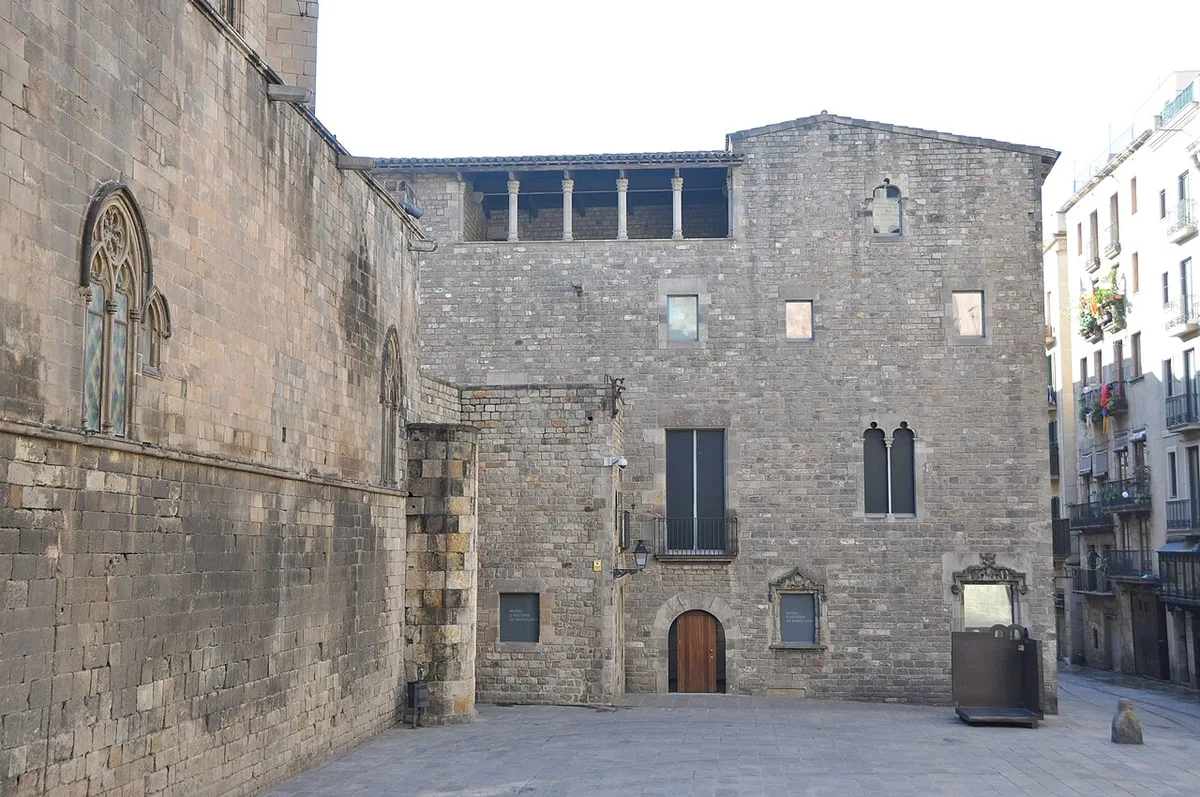 Middeleeuwse panden aan de Carrer de Montcada in de wijk El Born, Barcelona, met de typische gotische gevels van de Ribera