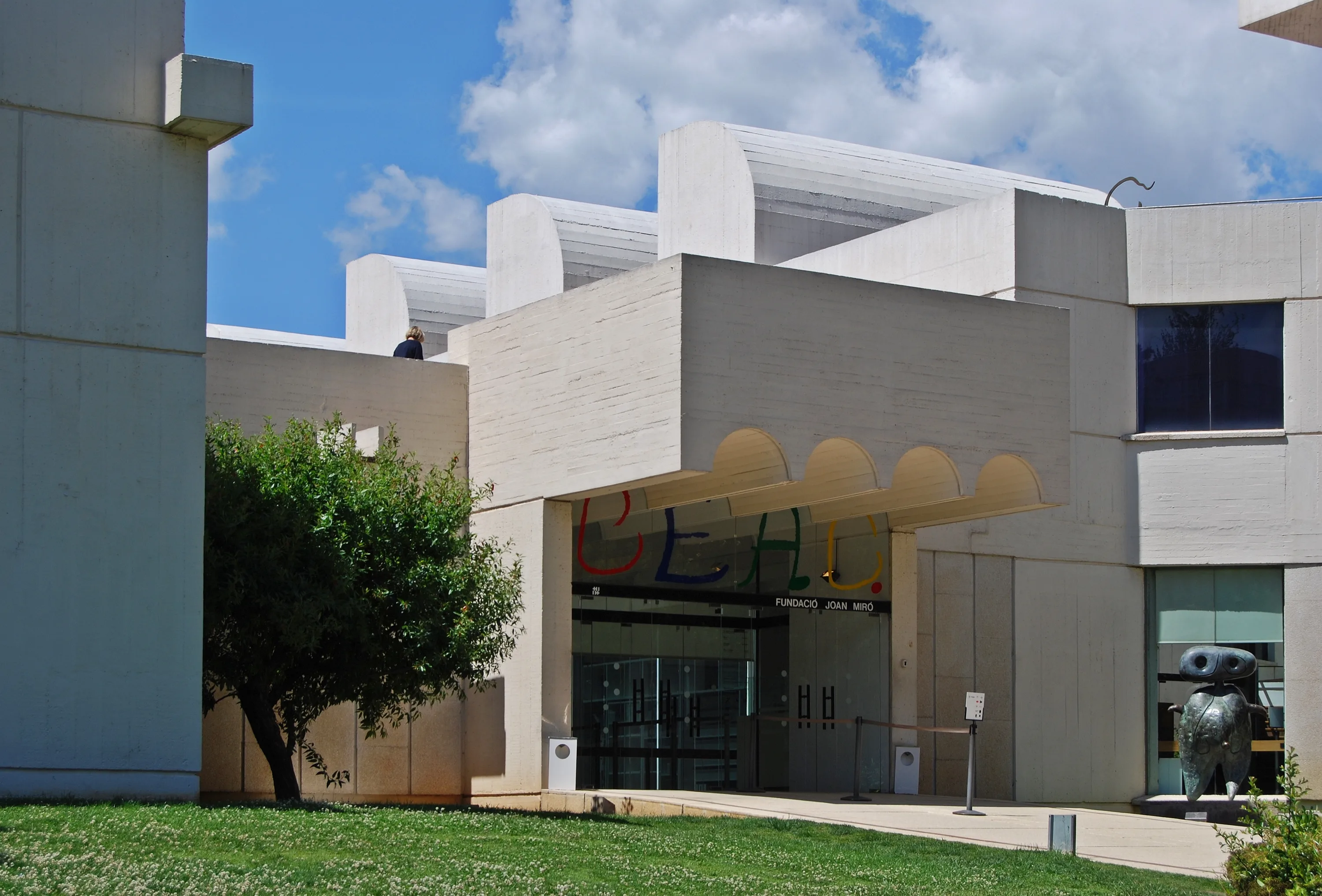 Het witte gebouw van de Fundació Joan Miró op Montjuïc met sculpturen in de buitenlucht