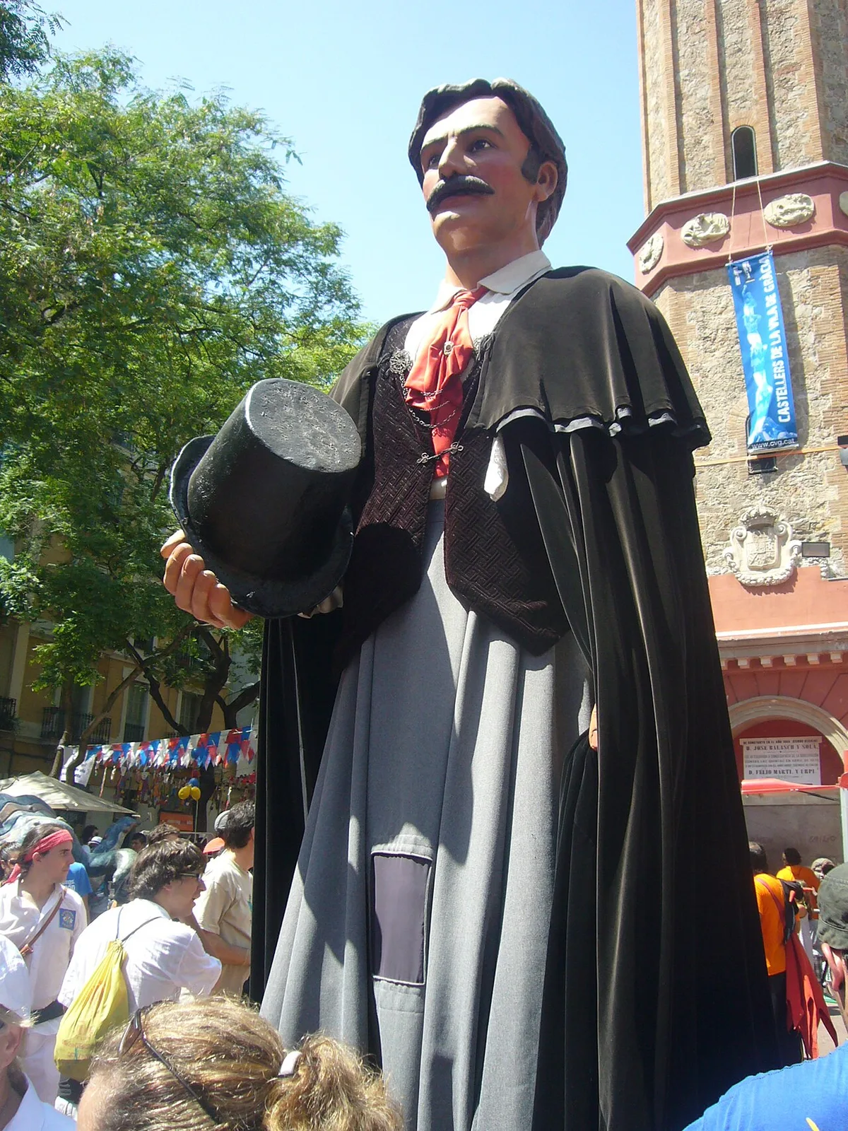 Een traditionele gegant (reuzenFiguur) bij de Festa Major de Gràcia in de Plaça de la Vila de Gràcia