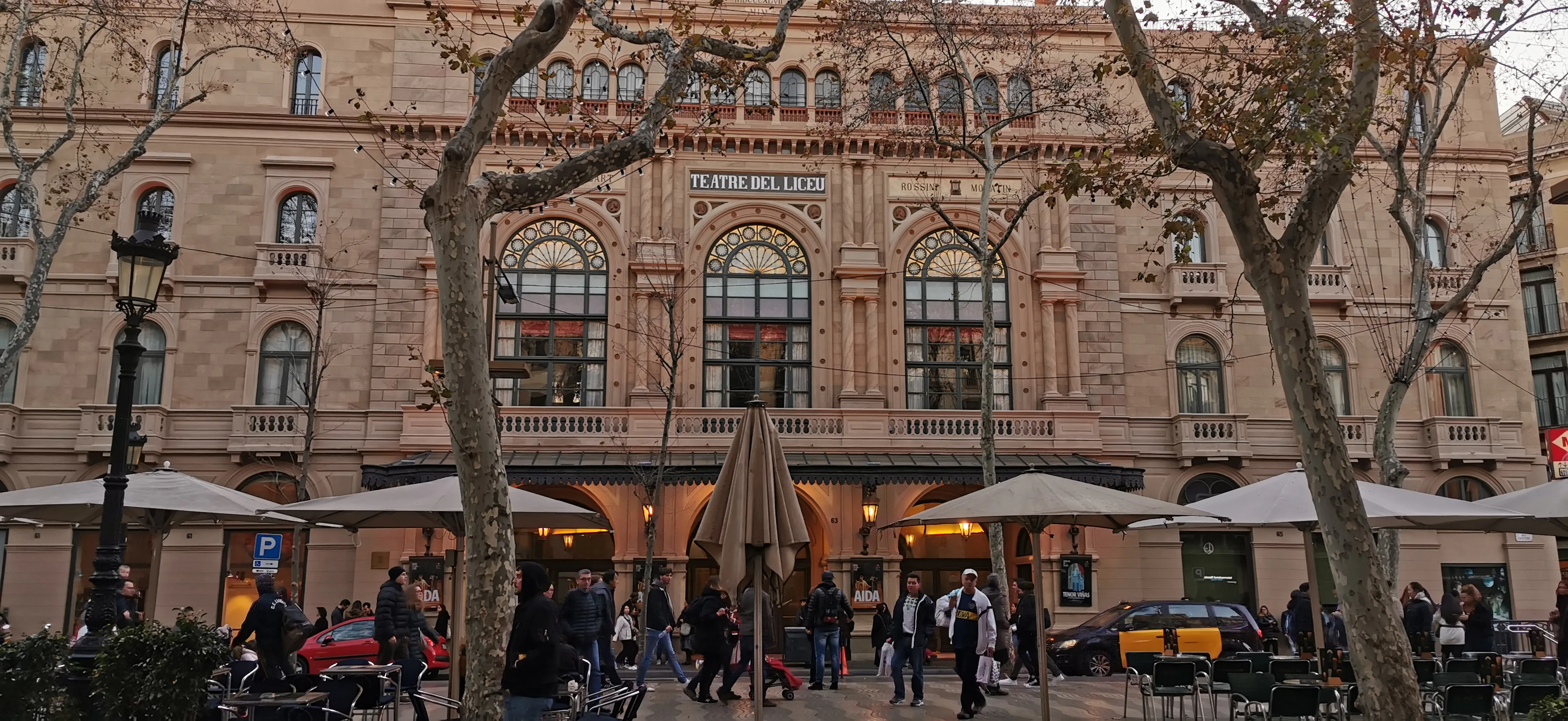 De gouden zaal van het Gran Teatre del Liceu op La Rambla in Barcelona, met haar vijf rangen balkonnen