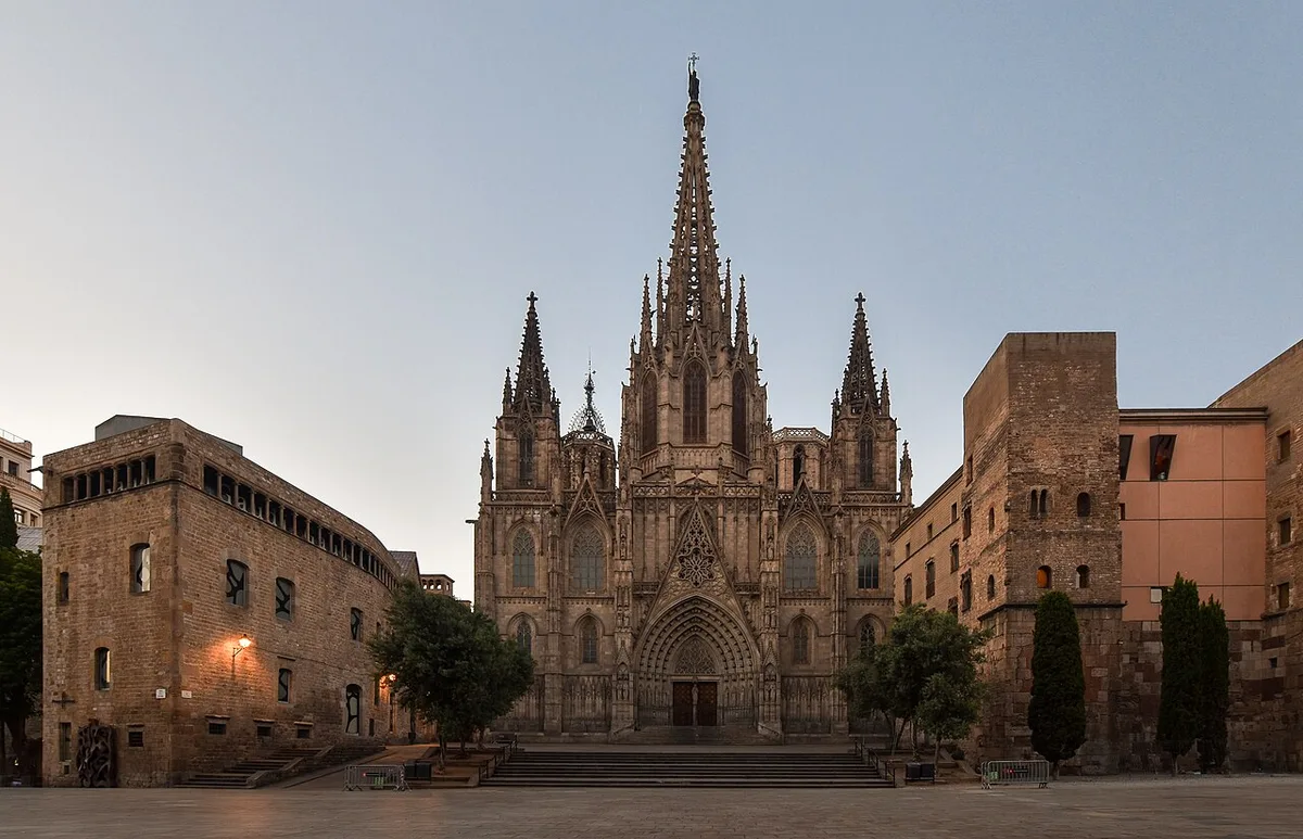De gotische gevel van de Catedral de la Santa Creu i Santa Eulàlia in Barcelona bij dageraad, gezien vanuit de Plaça de la Seu