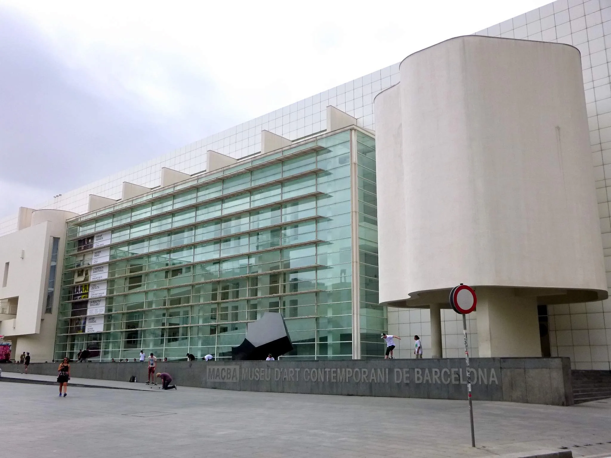 Het witte gebouw van het MACBA met skateboarders op het plein ervoor
