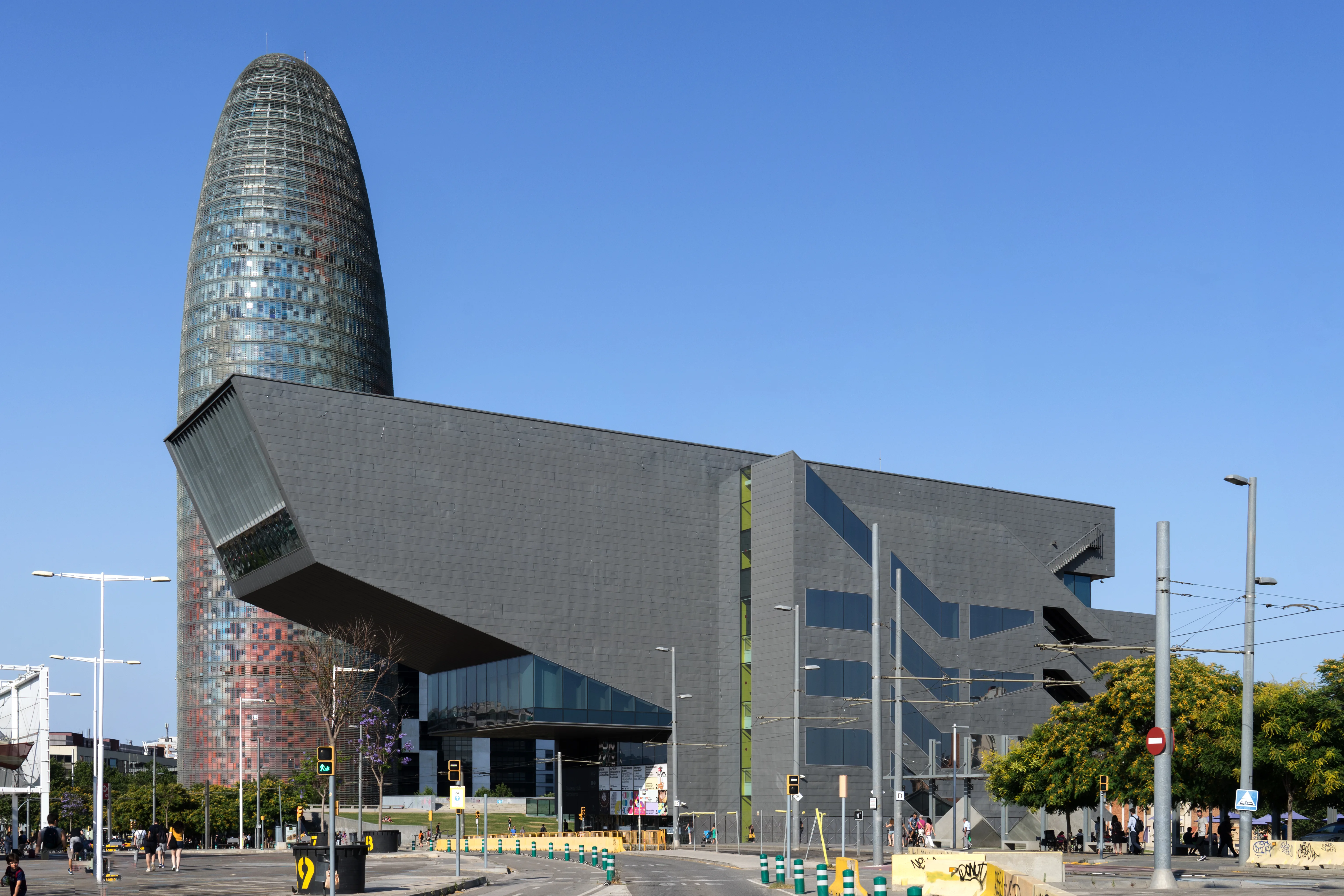 Het opvallende gebouw van het Museu del Disseny bij de Plaça de les Glòries in Barcelona