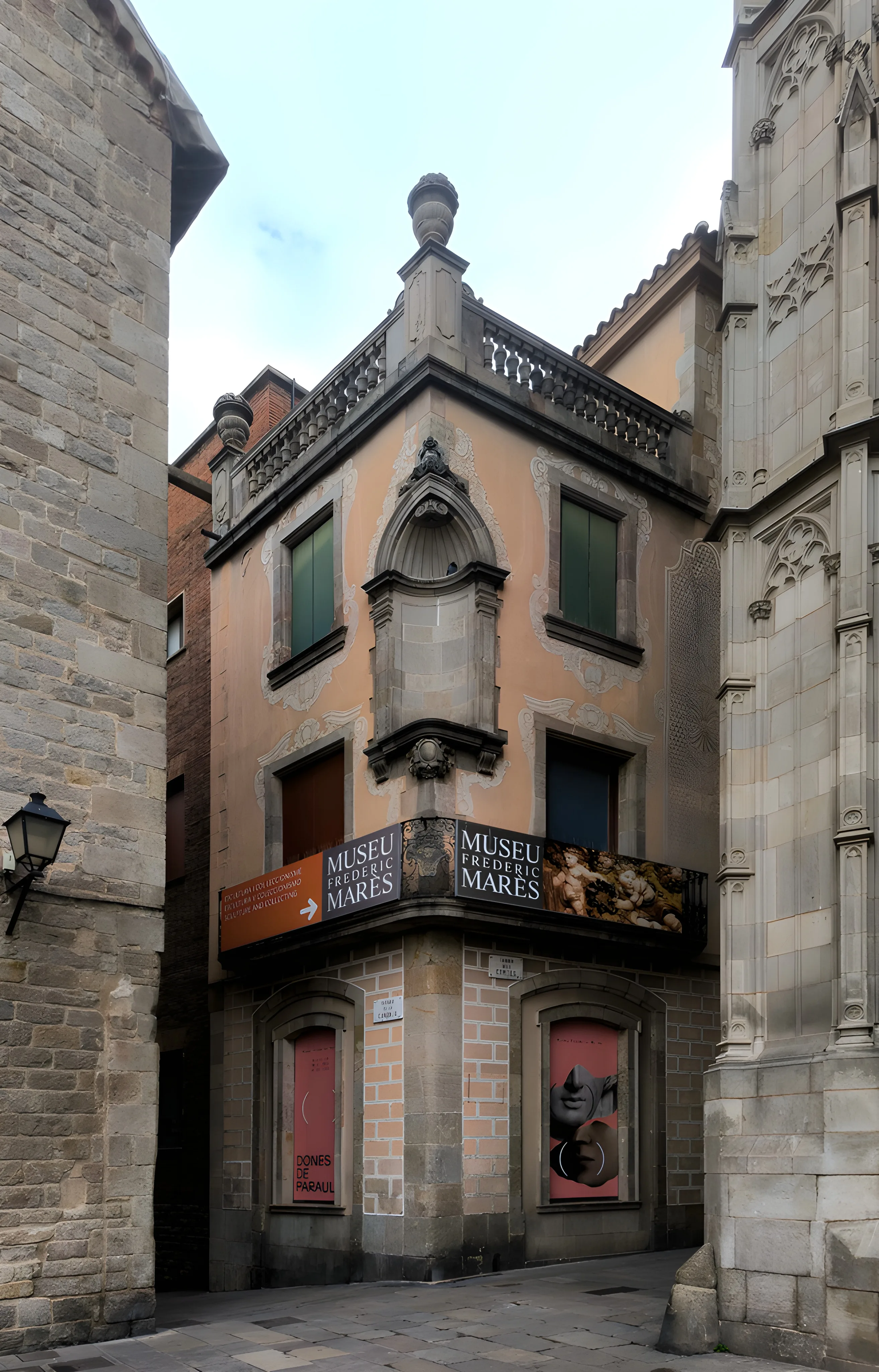 De binnenplaats van het Museu Frederic Marès in het Barri Gòtic, met sculpturendetails
