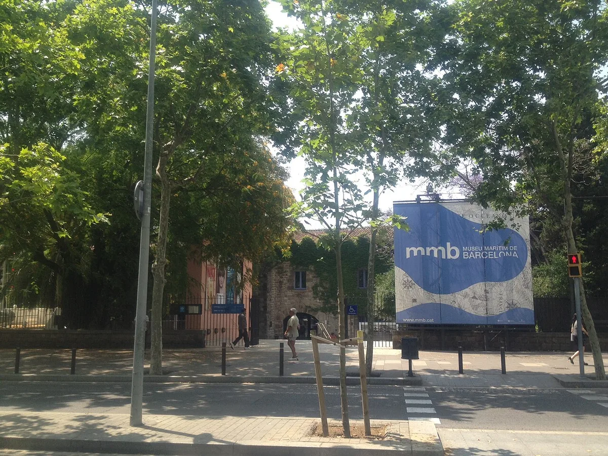 De ingang van het Museu Marítim de Barcelona in de middeleeuwse Drassanes Reials, de voormalige koninklijke scheepswerven