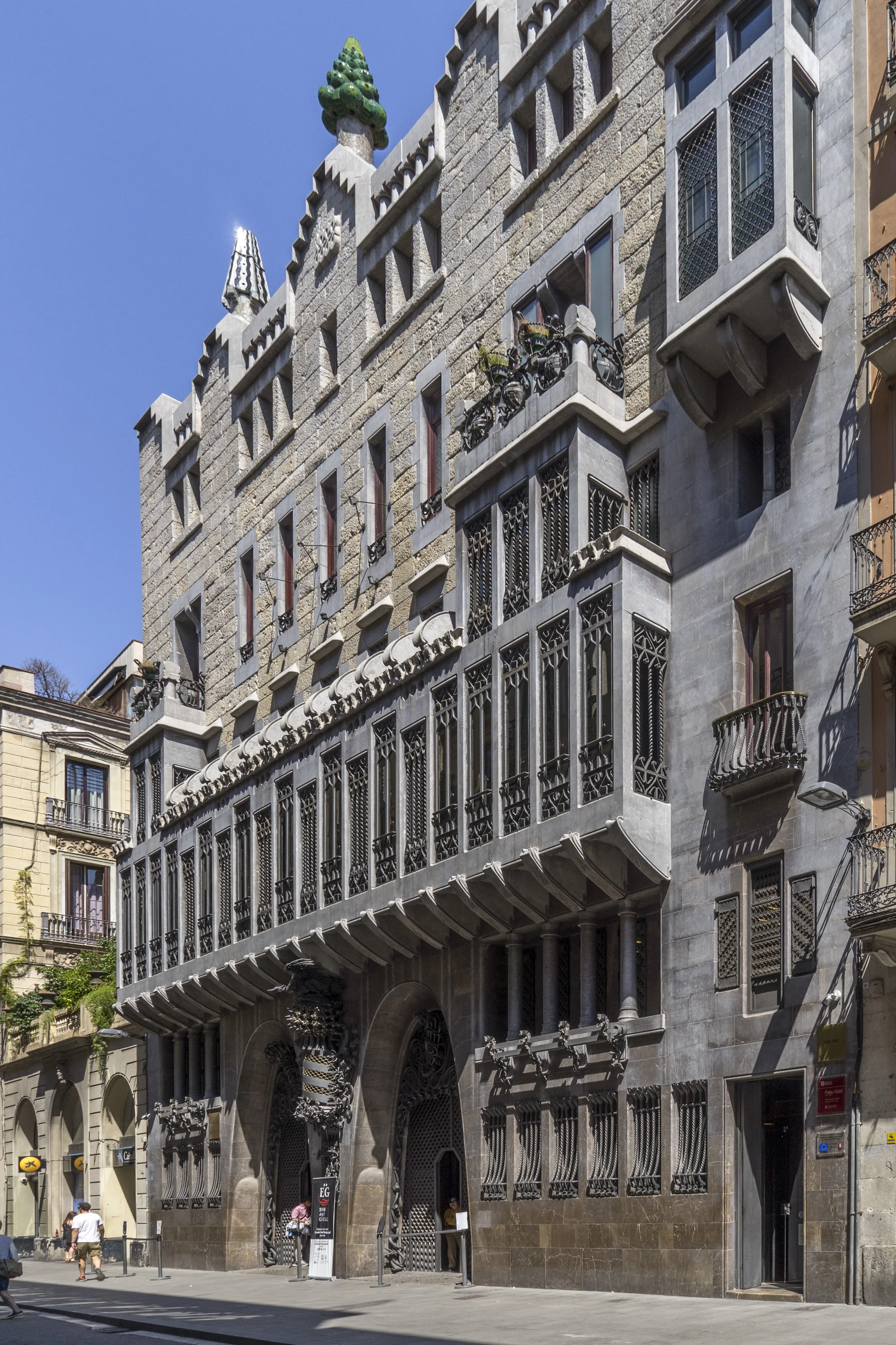 De paraboolbogen en keramische koepel van het Palau Güell, gezien vanuit de centrale hall
