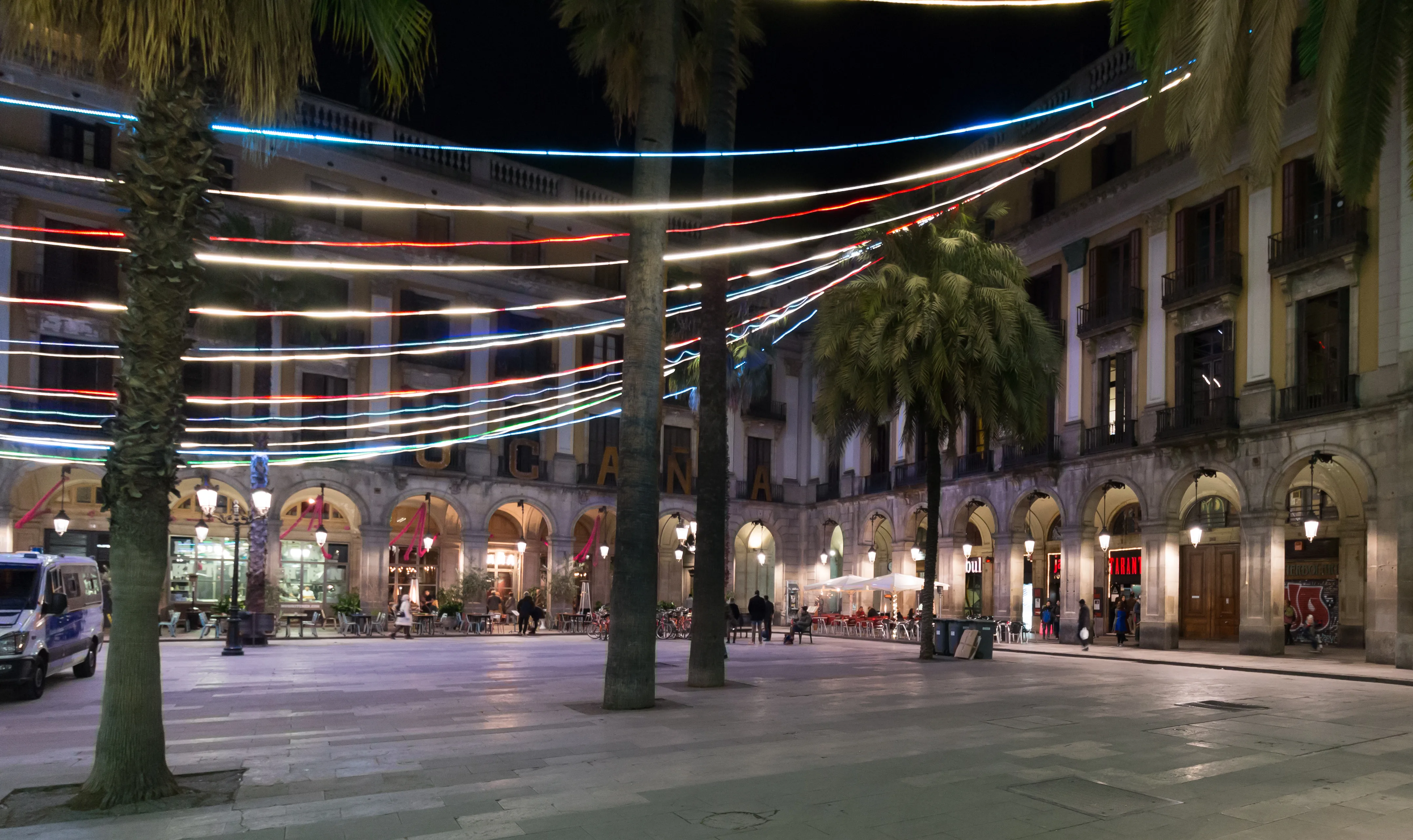 De Plaça Reial in Barcelona met palmen, de Gaudí-lantaarns en de fontein in het midden