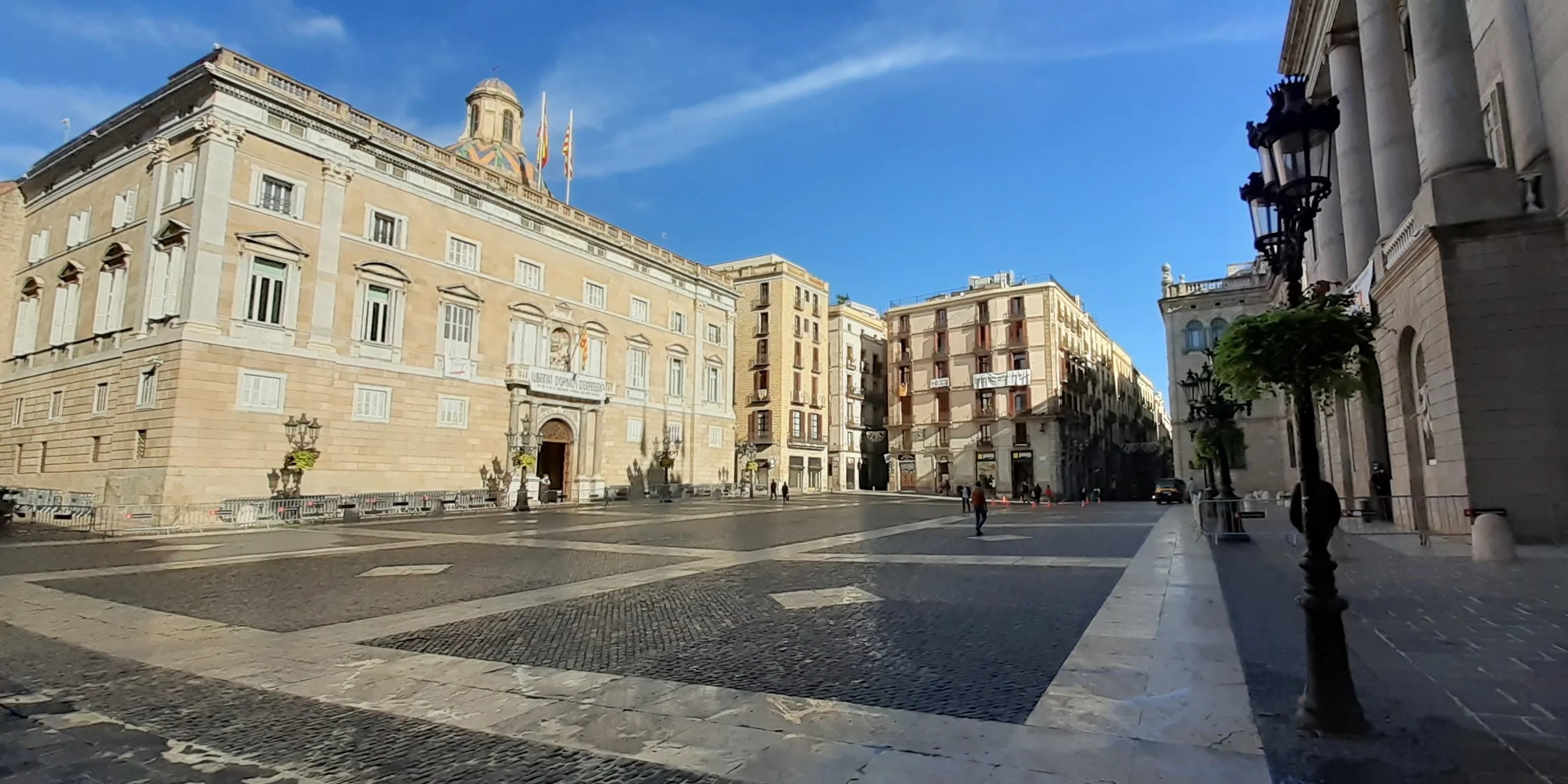 De Plaça Sant Jaume in Barcelona met de gevels van het Palau de la Generalitat en het Ajuntament