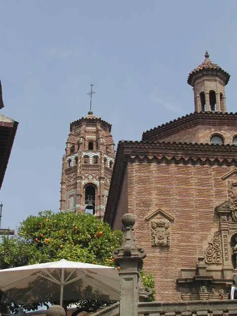 De karakteristieke Spaanse architectuur van het Poble Espanyol op Montjuïc in Barcelona, met een toren in regionale bouwstijl