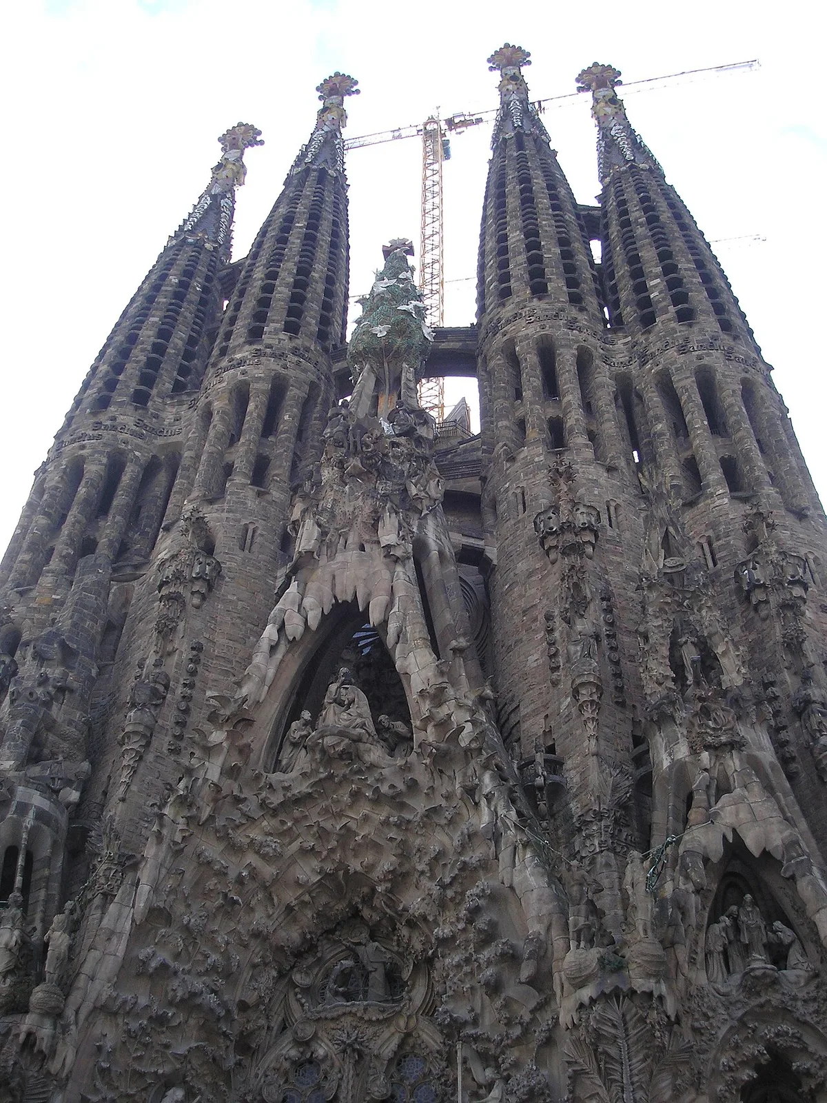 De Geboortefaçade van de Sagrada Família in Barcelona, de enige gevel die Gaudí zelf voltooide, met de vier sierlijke torens