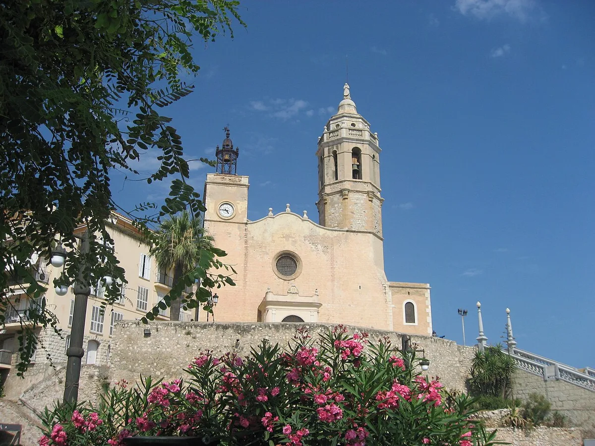 De kerk van Sant Bartomeu i Santa Tecla in Sitges, de witte barokke kerk aan de boulevard die uitkijkt over de zee