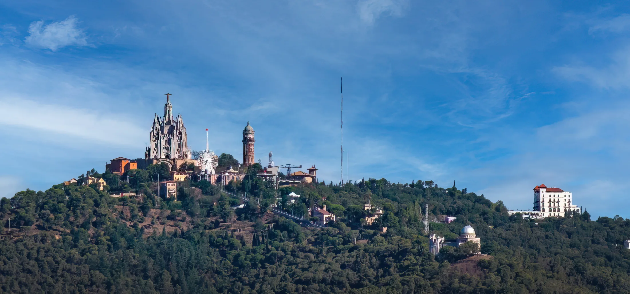 De kerk Sagrat Cor op de top van de Tibidabo-heuvel met uitzicht over Barcelona